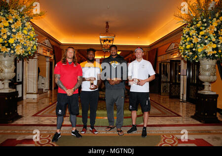 London, Großbritannien. . 29 Apr, 2018. Ashton Sims (Toronto Wolfpack), Yannick Ngakoue (Jacksonville Jaguars), Calais Campbell (Jacksonville Jaguars) und Cory Patterson (Toronto Wolpack) (Während der Pressevorstellung von Links nach Rechts) im Dorchester, 53 Park Lane, London Bild von Stephen Gaunt/Alamy Leben Nachrichten +447904 833202 29/04/18 Quelle: Stephen Gaunt/Alamy leben Nachrichten Stockfoto