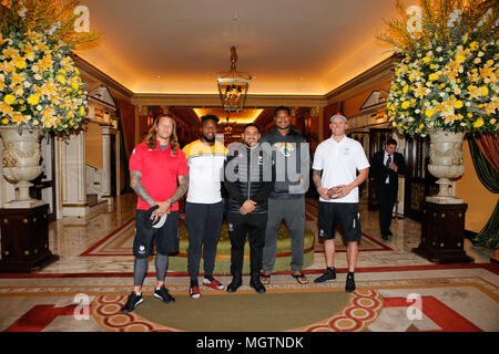 London, Großbritannien. . 29 Apr, 2018. Ashton Sims (Toronto Wolfpack), Yannick Ngakoue (Jacksonville Jaguars), Reni Maitua (Toronto Wolfpack), Calais Campbell (Jacksonville Jaguars) und Cory Patterson (Toronto Wolpack) (Während der Pressevorstellung von Links nach Rechts) im Dorchester, 53 Park Lane, London Bild von Stephen Gaunt/Alamy Leben Nachrichten +447904 833202 29/04/18 Quelle: Stephen Gaunt/Alamy leben Nachrichten Stockfoto