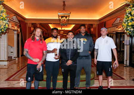 London, Großbritannien. . 29 Apr, 2018. Ashton Sims (Toronto Wolfpack), Yannick Ngakoue (Jacksonville Jaguars), Reni Maitua (Toronto Wolfpack), Calais Campbell (Jacksonville Jaguars) und Cory Patterson (Toronto Wolpack) (Während der Pressevorstellung von Links nach Rechts) zwischen dem Toronto Wolfpack und die Jacksonville Jaguars im Dorchester, 53 Park Lane, London Bild von Stephen Gaunt/Alamy Leben Nachrichten +447904 833202 29/04/18 Quelle: Stephen Gaunt/Alamy leben Nachrichten Stockfoto