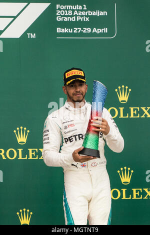 Baku, Aserbaidschan. 29 Apr, 2018. Mercedes Lewis Hamilton von Großbritannien feiert seine Trophäe auf dem Podium während der Preisverleihung für Aserbaidschan Formel 1 Grand Prix in Baku, Aserbaidschan, 29. April 2018. Credit: Wu Zhuang/Xinhua/Alamy leben Nachrichten Stockfoto