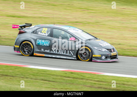 Donington, Großbritannien. 29. April 2018. Chris Smiley nimmt Zweite im 2. Rennen bei der British Touring Car Championship 2018 Runde 2 Donington Credit: Guy Schirmer/trackcycling.net/Alamy Live News Credit: Guy Schirmer/trackcycling.net/Alamy leben Nachrichten Stockfoto