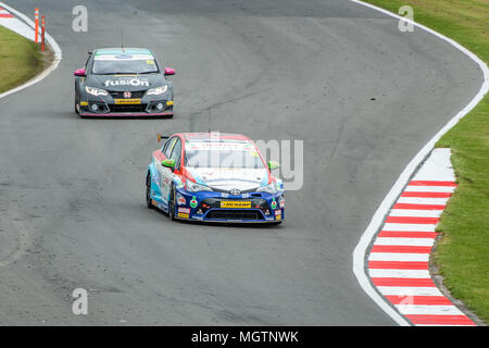 Donington, Großbritannien. 29. April 2018. Tom Ingram gewinnt 2. Rennen der British Touring Car Championship 2018 Runde 2 Donington vor Chris Smiley Credit: Guy Schirmer/trackcycling.net/Alamy Live News Credit: Guy Schirmer/trackcycling.net/Alamy leben Nachrichten Stockfoto