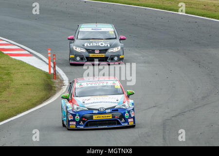 Donington, Großbritannien. 29. April 2018. Tom Ingram gewinnt 2. Rennen der British Touring Car Championship 2018 Runde 2 Donington vor Chris Smiley Credit: Guy Schirmer/trackcycling.net/Alamy Live News Credit: Guy Schirmer/trackcycling.net/Alamy leben Nachrichten Stockfoto