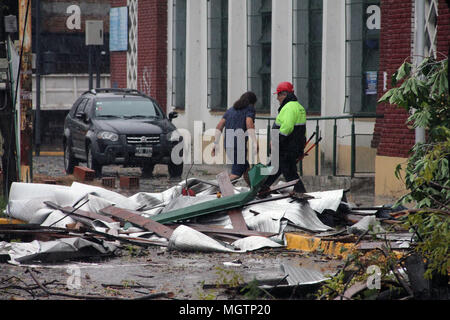 Buenos Aires, Buenos Aires, Argentinien. 29 Apr, 2018. Ein starker Sturm verursacht schwere Schäden in mehreren Bereichen der Stadt Buenos Aires. Starken Wind Strahlen von Dächern, Herbst Bäume und Strommasten. Ein Bereich, der durch die Winde betroffen war die El Palomar Flughafen Parkplatz und der Bau einer Grundschule Nummer 5. Credit: Claudio Santisteban/ZUMA Draht/Alamy leben Nachrichten Stockfoto