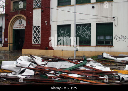 Buenos Aires, Buenos Aires, Argentinien. 29 Apr, 2018. Ein starker Sturm verursacht schwere Schäden in mehreren Bereichen der Stadt Buenos Aires. Starken Wind Strahlen von Dächern, Herbst Bäume und Strommasten. Ein Bereich, der durch die Winde betroffen war die El Palomar Flughafen Parkplatz und der Bau einer Grundschule Nummer 5. Credit: Claudio Santisteban/ZUMA Draht/Alamy leben Nachrichten Stockfoto