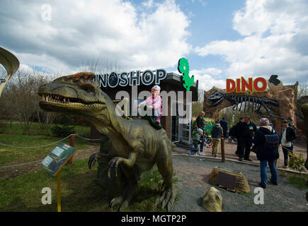 Moskau, Russland. 29. April 2018. Nicht identifizierte Mädchen sitzen auf Dilophosaurus in Dinosaur Park, Moskau, Russland Quelle: Alexander Mitrofanov/Alamy leben Nachrichten Stockfoto