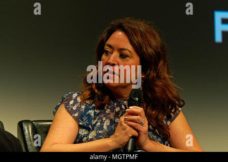 New York, USA, 28. April 2018. Liz Garbus, der Regisseur des Films, "Vierte Gewalt", auf einem Panel nach einer Vorführung des Films im Tribeca Film Festival 2018. Der Film ist über, wie die New York Times die ersten 100 Tage der Trumpf Präsidentschaft fallen. Foto von Terese Loeb Kreuzer/Alamy leben Nachrichten Stockfoto