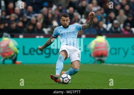 London, Großbritannien. 29 Apr, 2018. Nicolas Otamendi von Manchester City in Aktion. Premier League match, West Ham United v Manchester City an der London Stadium, Queen Elizabeth Olympic Park in London am Sonntag, den 29. April 2018. Dieses Bild dürfen nur für redaktionelle Zwecke verwendet werden. Nur die redaktionelle Nutzung, eine Lizenz für die gewerbliche Nutzung erforderlich. Keine Verwendung in Wetten, Spiele oder einer einzelnen Verein/Liga/player Publikationen. pic von Steffan Bowen/Andrew Orchard sport Fotografie/Alamy Live news Credit: Andrew Orchard sport Fotografie/Alamy leben Nachrichten Stockfoto