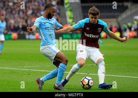 London, Großbritannien. 29 Apr, 2018. Raheem Sterling von Manchester City (L), die in Aktion mit Aaron Cresswell von West Ham United (R). Premier League match, West Ham United v Manchester City an der London Stadium, Queen Elizabeth Olympic Park in London am Sonntag, den 29. April 2018. Dieses Bild dürfen nur für redaktionelle Zwecke verwendet werden. Nur die redaktionelle Nutzung, eine Lizenz für die gewerbliche Nutzung erforderlich. Keine Verwendung in Wetten, Spiele oder einer einzelnen Verein/Liga/player Publikationen. pic von Steffan Bowen/Andrew Orchard sport Fotografie/Alamy Live news Credit: Andrew Orchard sport Fotografie/Alamy leben Nachrichten Stockfoto