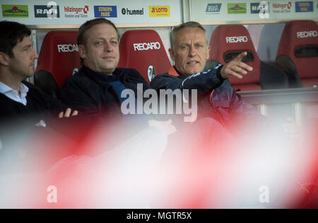 Freiburg, Deutschland. 28. April 2018. Christian Streich (FR), Clemens HARTENBACH (FR, Sporting Director), Jochen SAIER (FR, Management Sport) Sitzen auf der coachbank, Fußball 1. 1. Fussballbundesliga, 32. Spieltag, SC Freiburg (FR)-FC Köln (K), am 28.04.2018 in Freiburg/Deutschland. | Verwendung der weltweiten Kredit: dpa/Alamy leben Nachrichten Stockfoto