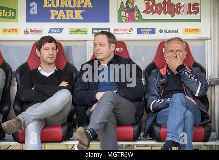 Freiburg, Deutschland. 28. April 2018. Christian Streich (FR), Clemens HARTENBACH (FR, Sporting Director), Jochen SAIER (FR, Management Sport) Sitzen auf der coachbank, Fußball 1. 1. Fussballbundesliga, 32. Spieltag, SC Freiburg (FR)-FC Köln (K), am 28.04.2018 in Freiburg/Deutschland. | Verwendung der weltweiten Kredit: dpa/Alamy leben Nachrichten Stockfoto