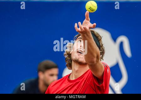 Barcelona, Spanien. 28. April 2018: STEFANOS TSITSIPAS (GRE) gegen Rafael Nadal (ESP) in der Endrunde der 'Barcelona Open Banc Sabadell' dient. Nadal gewann 6:2, 6:1 Credit: Matthias Oesterle/Alamy leben Nachrichten Stockfoto