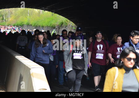 New York, USA. 29. April 2018. Teilnehmer, die in der März der Groschen März für Babys, feiert 80 Jahre der Organisation am 29. April 2018. Credit: Ryan Rahman/Alamy leben Nachrichten Stockfoto