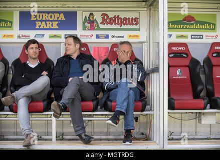 Freiburg, Deutschland. 28. April 2018. Christian Streich (FR), Clemens HARTENBACH (FR, Sporting Director), Jochen SAIER (FR, Management Sport) Sitzen auf der coachbank, Fußball 1. 1. Fussballbundesliga, 32. Spieltag, SC Freiburg (FR)-FC Köln (K), am 28.04.2018 in Freiburg/Deutschland. | Verwendung der weltweiten Kredit: dpa/Alamy leben Nachrichten Stockfoto