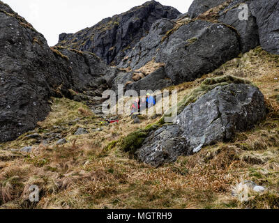 Ben Arthur, der Schuster, Schottland, 29. April 2018. Ein Hubschrauber der Küstenwache Drop off Bergrettung Mitglieder einen verletzten Fußgänger, der später weg war der Hügel zu helfen. Credit: George Robertson/Alamy leben Nachrichten Stockfoto