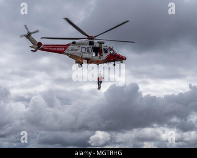 Ben Arthur, der Schuster, Schottland, 29. April 2018. Ein Hubschrauber der Küstenwache Drop off Bergrettung Mitglieder einen verletzten Fußgänger, der später weg war der Hügel zu helfen. Credit: George Robertson/Alamy leben Nachrichten Stockfoto