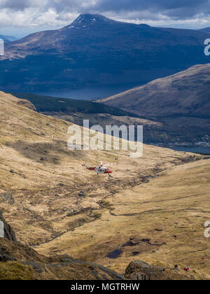 Ben Arthur, der Schuster, Schottland, 29. April 2018. Ein Hubschrauber der Küstenwache Drop off Bergrettung Mitglieder einen verletzten Fußgänger, der später weg war der Hügel zu helfen. Credit: George Robertson/Alamy leben Nachrichten Stockfoto