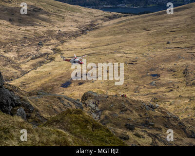 Ben Arthur, der Schuster, Schottland, 29. April 2018. Ein Hubschrauber der Küstenwache Drop off Bergrettung Mitglieder einen verletzten Fußgänger, der später weg war der Hügel zu helfen. Credit: George Robertson/Alamy leben Nachrichten Stockfoto