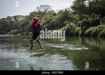 Kandy, Sri Lanka. 19 Feb, 2018. White Water Rafting Guide, DILHANI SENARATHNA, 28, springt in den Mahaweli-fluss in Kandy, Sri Lanka, am Montag, den 19. Februar 2018. Senarathna führt eine Reise für den Kandy Abenteuer unternehmen. Es ist recht ungewöhnlich für Frauen zu rafting Guides werden in diesem Inselstaat. Den Mahaweli Fluss ist 335 km (208 mi) lang, und gilt als der längste Fluß in Sri Lanka. Sein Einzugsgebiet ist die größte im Land, und deckt fast ein Fünftel der Gesamtfläche der Insel. Credit: Tracy Barbutes/ZUMA Draht/Alamy leben Nachrichten Stockfoto