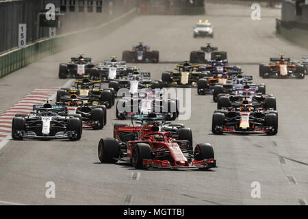 Baku, Aserbaidschan. 29 Apr, 2018. Start des Rennens, 05 VETTEL Sebastian (Ger), Scuderia Ferrari SF 71H, Aktion, 44 HAMILTON Lewis (GBR), Mercedes W09 Hybrid EQ-Power Team Mercedes GP, Aktion, 77 Valtteri Bottas (Fin), Mercedes W09 Hybrid EQ-Power Team Mercedes GP, Aktion, 03 Daniel Ricciardo (aus), Red Bull Tag Heuer RB14, Aktion, 33 VERSTAPPEN Max (NLD), Red Bull Tag Heuer RB14, Aktion, 07 Kimi Räikkönen (Fin), Scuderia Ferrari SF 71 H, Aktion während der Formel-1-Weltmeisterschaft 2018, dem Grand Prix von Europa in Aserbaidschan vom 26. bis 29. April in Baku -: Weltmeisterschaft; 2018; Grand Prix Stockfoto