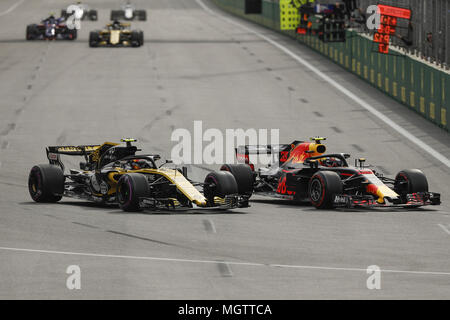 Baku, Aserbaidschan. 29 Apr, 2018. 55 Carlos Sainz (Spa), Renault Sport F1 Team RS 18, Aktion, 33 VERSTAPPEN Max (NLD), Red Bull Tag Heuer RB14, Sie kann während der Formel-1-Weltmeisterschaft 2018, dem Grand Prix von Europa in Aserbaidschan vom 26. bis 29. April in Baku -: Weltmeisterschaft; 2018; Grand Prix Aserbaidschan, Grand Prix von Europa, Formel 1 2018, 29.04.2018. | Verwendung der weltweiten Kredit: dpa Picture alliance/Alamy leben Nachrichten Stockfoto