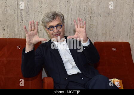 29 April 2018, Deutschland, Köln: Kino Wim Wenders stellt während der Präsentation seiner restaurierten Film "Himmel über Berlin" (Deutsch: 'Der Himmel über Berlin'). Foto: Horst Galuschka/dpa/Horst Galuschka dpa Stockfoto