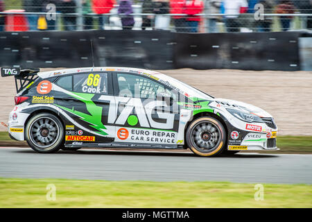 Donington, Großbritannien. 29. April 2018. Josh Koch zweiter im Rennen 3 der British Touring Car Championship 2018 Runde 2 Donington Credit: Guy Schirmer/trackcycling.net/Alamy leben Nachrichten Stockfoto