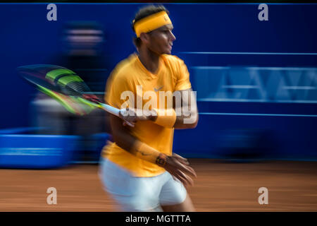 Barcelona, Spanien. 29. April 2018: RAFAEL NADAL (ESP) gibt den Ball zu Stefanos Tsitsipas (GRE) in der Endrunde der 'Barcelona Open Banc Sabadell' 2018. Nadal gewann 6:2, 6:1. Stockfoto