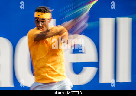Barcelona, Spanien. 29. April 2018: RAFAEL NADAL (ESP) gibt den Ball zu Stefanos Tsitsipas (GRE) in der Endrunde der 'Barcelona Open Banc Sabadell' 2018. Nadal gewann 6:2, 6:1. Stockfoto
