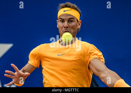 Barcelona, Spanien. 29. April 2018: RAFAEL NADAL (ESP) gibt den Ball zu Stefanos Tsitsipas (GRE) in der Endrunde der 'Barcelona Open Banc Sabadell' 2018. Nadal gewann 6:2, 6:1. Stockfoto