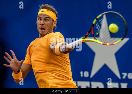 Barcelona, Spanien. 29. April 2018: RAFAEL NADAL (ESP) gibt den Ball zu Stefanos Tsitsipas (GRE) in der Endrunde der 'Barcelona Open Banc Sabadell' 2018. Nadal gewann 6:2, 6:1. Stockfoto