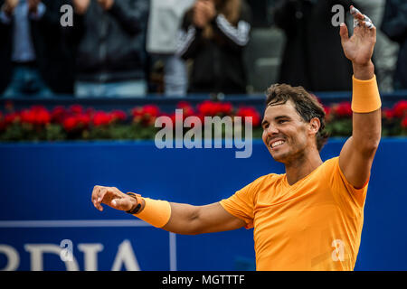 Barcelona, Spanien. 29. April 2018: RAFAEL NADAL (ESP) feiert sein 11 Titel bei den 'Barcelona Open Banc Sabadell' nach dem Sieg im Finale gegen Stefanos Tsitsipas (GRE). Nadal gewann 6:2, 6:1. Stockfoto