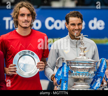 Barcelona, Spanien. 29. April 2018: STEFANOS TSITSIPAS (GRE) und RAFAEL NADAL (ESP) präsentieren ihre Trophäen bei den 'Barcelona Open Banc Sabadell' nach ihrer endgültigen. Nadal gewann 6:2, 6:1. Stockfoto