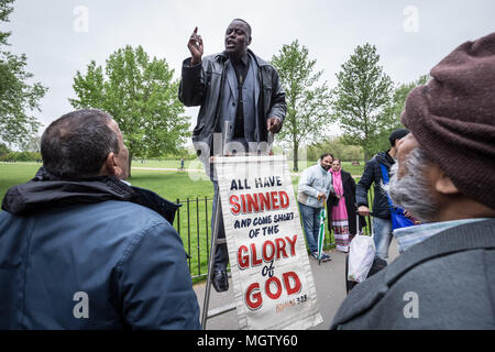 London, Großbritannien. 29. April 2018. Predigt und Debatten an Speakers' Corner, der öffentliche Raum nord-östlichen Ecke des Hyde Park. Credit: Guy Corbishley/Alamy leben Nachrichten Stockfoto