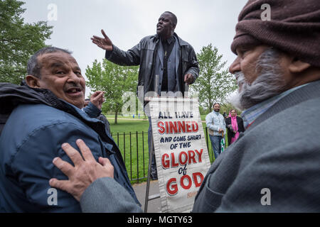 London, Großbritannien. 29. April 2018. Predigt und Debatten an Speakers' Corner, der öffentliche Raum nord-östlichen Ecke des Hyde Park. Credit: Guy Corbishley/Alamy leben Nachrichten Stockfoto