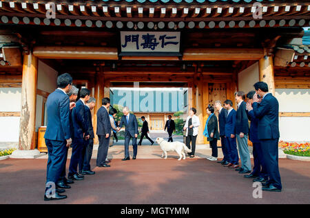 Mond Jae-In, Apr 27, 2018: die südkoreanischen Präsidenten Mond Jae-In (L) Blätter eine offizielle Residenz im Presidential Blaue Haus als seine Frau Kim Jung-Sook (7 R), seine Adjutanten und Gesetzgeber der regierenden Demokratischen Partei von Korea sehen ihn weg in Seoul, Südkorea, bevor er zum Panmunjom für ein Inter fährt - koreanische Gipfel mit dem nordkoreanischen Führer Kim Jong-Un. Das historische Gipfeltreffen zwischen Mond und Kim endete am 27. April mit fordert die vollständige Denuklearisierung der koreanischen Halbinsel und die sofortige Einstellung aller feindselige Handlungen, lokale Medien berichtet. Bild am 27. April. Redaktionelle Verwendung ONL Stockfoto