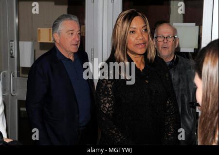 New York, USA - 28. April 2018: Grace Hightower und Robert De Niro besuchen 2018 Tribeca Film Festival schließen Nacht Screening von "Die Vierte Gewalt" an BMCC Tribeca PAC am 28. April 2018 in New York City. Credit: Ron Adar/Alamy leben Nachrichten Stockfoto