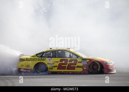 Talladega, Alabama, USA. 29 Apr, 2018. Joey Logano (22) Nimmt die Zielflagge und gewinnt das geico 500 bei Talladega Superspeedway in Talladega, Alabama. Credit: Justin R. Noe Asp Inc/ASP/ZUMA Draht/Alamy leben Nachrichten Stockfoto