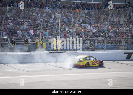 Talladega, Alabama, USA. 29 Apr, 2018. Joey Logano (22) Nimmt die Zielflagge und gewinnt das geico 500 bei Talladega Superspeedway in Talladega, Alabama. Credit: Justin R. Noe Asp Inc/ASP/ZUMA Draht/Alamy leben Nachrichten Stockfoto