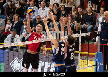 Corigliano-Rossano, der Italienischen Nationalen Volleyball-WM für Männer unter 20 (U20) gewinnt 3-0 gegen die Schweiz und qualifiziert sich für die Europameisterschaften für Männer Volleyball unter 20. 29/04/2018, Corigliano-Rossano, Italien Stockfoto