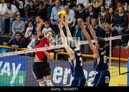 Corigliano-Rossano, der Italienischen Nationalen Volleyball-WM für Männer unter 20 (U20) gewinnt 3-0 gegen die Schweiz und qualifiziert sich für die Europameisterschaften für Männer Volleyball unter 20. 29/04/2018, Corigliano-Rossano, Italien Stockfoto