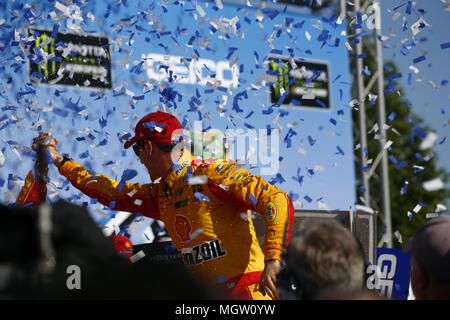 Talladega, Alabama, USA. 29 Apr, 2018. Joey Logano (22) Nimmt die Zielflagge und gewinnt das geico 500 bei Talladega Superspeedway in Talladega, Alabama. Credit: Justin R. Noe Asp Inc/ASP/ZUMA Draht/Alamy leben Nachrichten Stockfoto