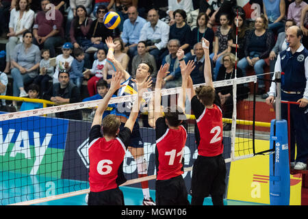 Corigliano-Rossano, der Italienischen Nationalen Volleyball-WM für Männer unter 20 (U20) gewinnt 3-0 gegen die Schweiz und qualifiziert sich für die Europameisterschaften für Männer Volleyball unter 20. 29/04/2018, Corigliano-Rossano, Italien Stockfoto