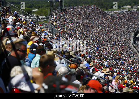 Talladega, Alabama, USA. 29 Apr, 2018. Ventilatoren schauen auf den Tribünen während der geico 500 bei Talladega Superspeedway in Talladega, Alabama. Quelle: Chris Owens Asp Inc/ASP/ZUMA Draht/Alamy leben Nachrichten Stockfoto