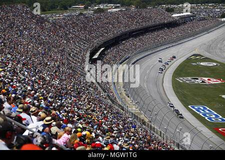 Talladega, Alabama, USA. 29 Apr, 2018. Ventilatoren schauen auf den Tribünen während der geico 500 bei Talladega Superspeedway in Talladega, Alabama. Quelle: Chris Owens Asp Inc/ASP/ZUMA Draht/Alamy leben Nachrichten Stockfoto