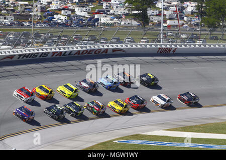 Talladega, Alabama, USA. 29 Apr, 2018. Die Monster Energy NASCAR Cup Series Autos Rennen aus wiederum vier während der geico 500 bei Talladega Superspeedway in Talladega, Alabama. Quelle: Chris Owens Asp Inc/ASP/ZUMA Draht/Alamy leben Nachrichten Stockfoto