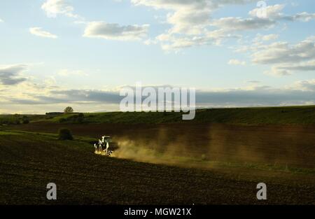 Madrid, Spanien. 27 Apr, 2018. Ein Traktor Kassen im Feld in der Provinz Leon, Spanien, am 27. April 2018. Quelle: Guo Qiuda/Xinhua/Alamy leben Nachrichten Stockfoto