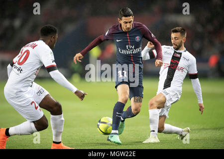 Paris. 29 Apr, 2018. Angel Di Maria (C) von Paris Saint-Germain konkurriert mit Nicolas Benezet (R) und Felix, die Große Beschwerdekammer Große Beschwerdekammer von Guingamp während ihres Gleichen der französischen Ligue 35 1 Saison 2017-18 in Paris, Frankreich Am 29. April 2018. Paris Saint-Germain ist gleich Guingamp mit 2-2 zu Hause. Credit: Jack Chan/Xinhua/Alamy leben Nachrichten Stockfoto