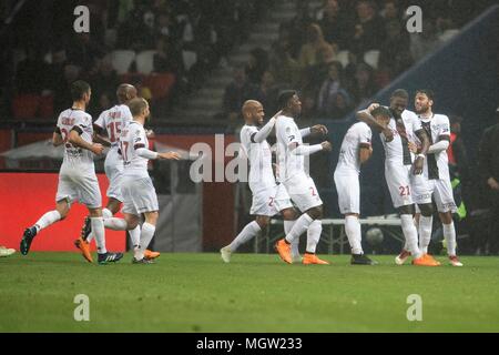 Paris. 29 Apr, 2018. Spieler von Guingamp feiern ihr Ziel im Spiel gegen Paris Saint-Germain der französischen Ligue 35 1 Saison 2017-18 in Paris, Frankreich Am 29. April 2018. Paris Saint-Germain ist gleich Guingamp mit 2-2 zu Hause. Credit: Jack Chan/Xinhua/Alamy leben Nachrichten Stockfoto