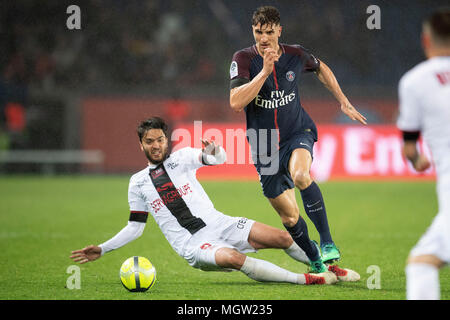 Paris. 29 Apr, 2018. Thomas Meunier (R) von Paris Saint-Germain konkurriert mit Clement Grenier von Guingamp während ihres Gleichen der französischen Ligue 35 1 Saison 2017-18 in Paris, Frankreich Am 29. April 2018. Paris Saint-Germain ist gleich Guingamp mit 2-2 zu Hause. Credit: Jack Chan/Xinhua/Alamy leben Nachrichten Stockfoto